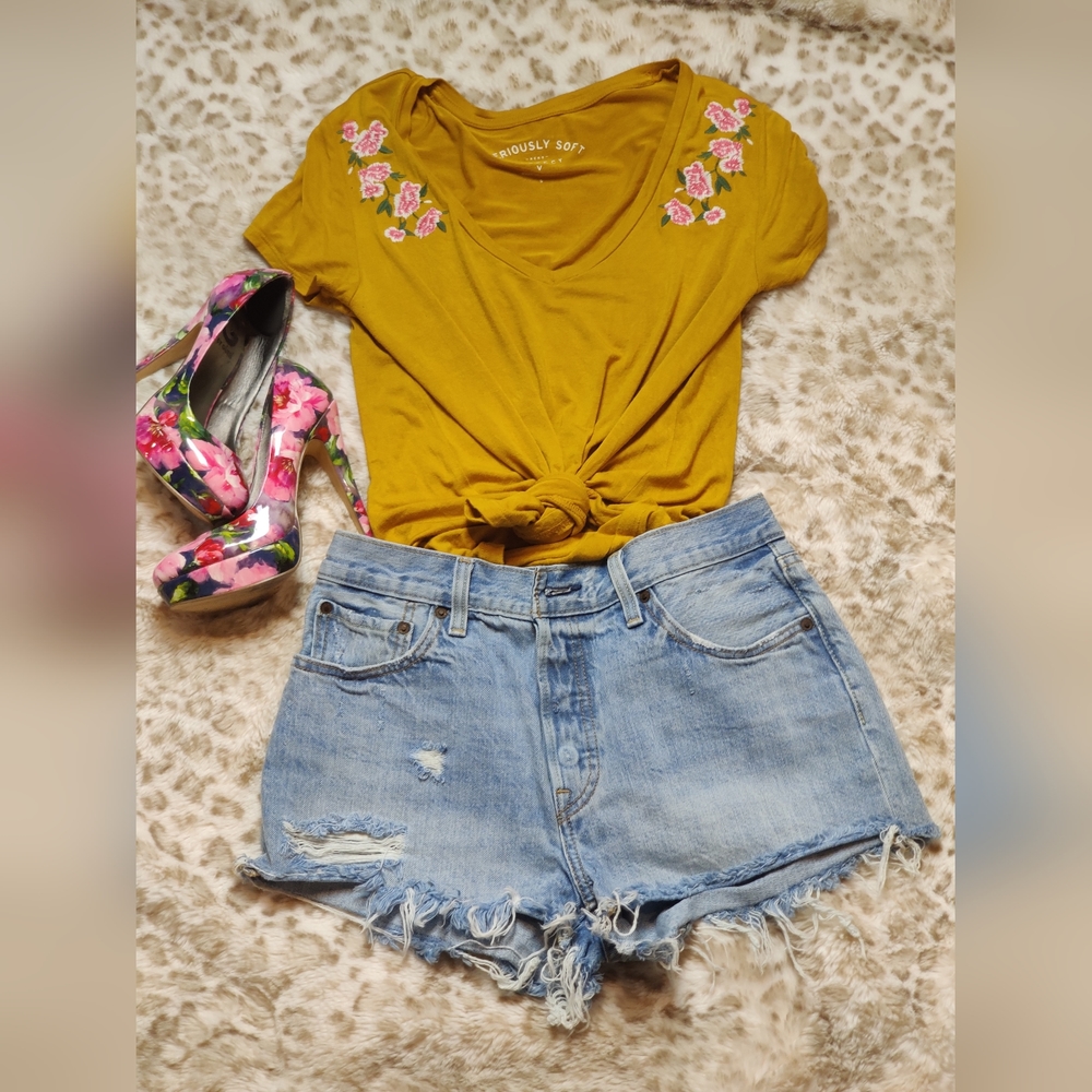 Levi's Lightwash Button Up Distressed Cut Off Jean Shorts Size 29